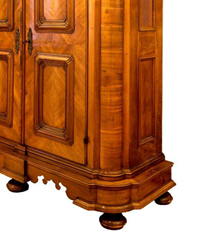 ca. 1760 <br />
Walnut veneer, in the original state. <br />
With original lock, keys, fittings. <br />
2,30 m x 2,20 m x 80 cm