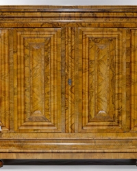 18. Jahrhundert | Nussbaum und Wurzelmaser | B 208 x T 75 x H 209 cm 