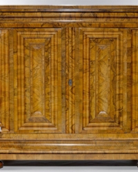 18. Jahrhundert | Nussbaum und Wurzelmaser | B 208 x T 75 x H 209 cm 